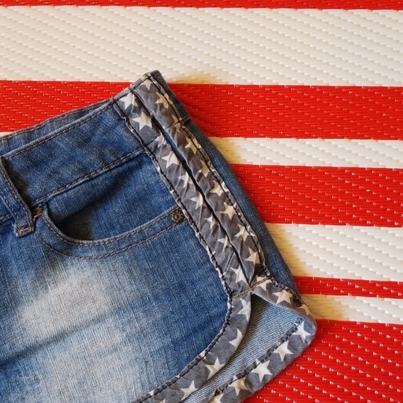 Amazing shorts on, too big on me. Rue 21 - Picture 2 of 4